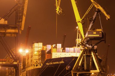 Odessa 27 Kasım: konteynerler içinde iyichevck seaport Denizcilik gemi üzerinde gece, gündüz, 27 Kasım 2012 yükleme boşaltma odessa, Ukrayna