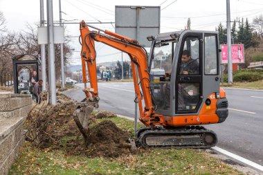 Varna, Bulgaristan - 16 Kasım 2015: İnşaat işçileri olun kentsel Karayolları mühendislik onarır. Onarım ve yedek su, kanalizasyon, elektrik ve kablo döşeme modern optik iletişim