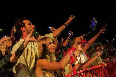Odessa, Ukrayna-25 Ağustos 2017: büyük kalabalık, gün boyunca rock konseri sırasında müzik hayranları göster. Seyirci kum Beach müzik ve spor Z-Oyunlar Festivali sırasında