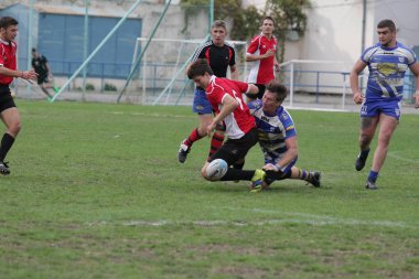 Odessa, Ukrayna - 29 Eylül 2018: Final Oyunları Şampiyonası Ukrayna'nın en güçlü takımları Rugby-7. Rugby topu alan üzerinde. Rugby topu için ağır mücadele sahip. Takım sporcular oyuncular sahada