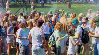Odessa, Ukrayna - 5 Ağustos 2017: Gençler, bayanlar baylar bayram tatil sırasında renkli toz içine atma iyi eğlenceler. Festivali renkli boya. renkler aşk festival. Renk fest