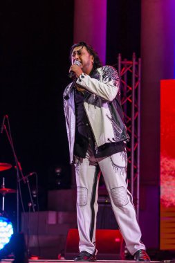 Odessa, Ukrayna Ağustos 6,2018: bir müzik gösterisi. Efsanevi Ukraynalı şarkıcı Peter siyah tiyatro konser aşamada ünlü konser gerçekleştirmek. Müzikal putlara, kızlar dans eşliğinde göster