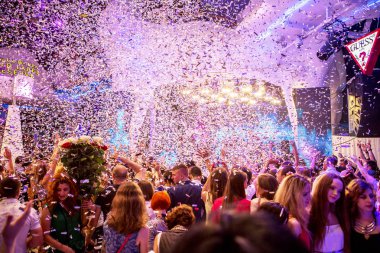 Odessa, Ukrayna - 31 Mayıs 2014: Kalabalık insan yaratıcı ışık ve müzik gösterisi sırasında bir konserde bir gece kulübünde eğleniyor. Kulüp partisi büyük şeker duş neşeli gençler.
