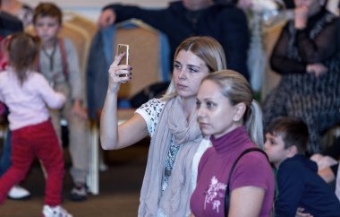 Odessa, Ukrayna - 25 Ekim 2015: fotoğraf tablette performans sporcular nda sorenovaniyah jimnastik çekmek genç bir kadın. Kavramsal. Seçici odak