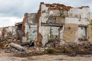 Eski endüstriyel fabrika binaları kalıntıları ile manzara. Moloz ile terk edilmiş bir fabrika iç yağma ve atık. Ukrayna ekonominin çöküşü. Odessa