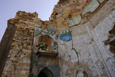 Mistik iç cephe terkedilmiş kalıntıları harap antik kale, binanın konak. Eski duvarlar, çöp ve çamur ile koridor mahvetti. Vandallar tarafından tahrip antik tarihi bina kalıntıları
