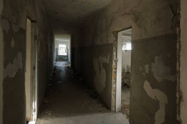 Terk edilmiş bir harabe binada bir antik 18. yy binası mistik iç, kalıntıları. Eski duvarlar, çöp ve çamur ile koridor mahvetti. Kalıp, alçı dekorasyon, kısma yok