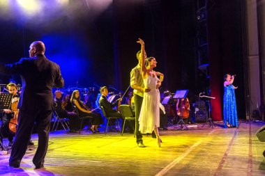 Odessa, Ukrayna - Ağustos 8,2018: bale dansçıları çifti ise şarkı şarkıcı aşkın romantik dansı dans etmek. Kadın ve erkek birlikte beyaz dans sahnede dans ediyorlar. Bale ve modern koreografi