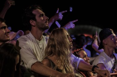 Odessa, Ukrayna-25 Ağustos 2017: büyük kalabalık, gün boyunca rock konseri sırasında müzik hayranları göster. Seyirci kum Beach müzik ve spor Z-Oyunlar Festivali sırasında