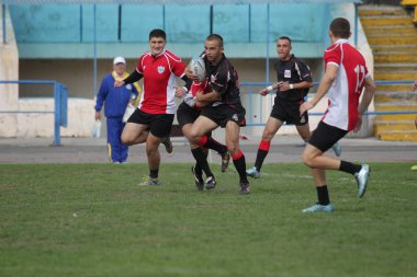 Odessa, Ukrayna - 29 Eylül 2018: Final Oyunları Şampiyonası Ukrayna'nın en güçlü takımları Rugby-7. Rugby topu alan üzerinde. Rugby topu için ağır mücadele sahip. Takım sporcular oyuncular sahada
