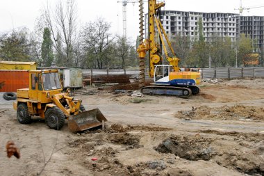 Odessa, Ukrayna - 3 Kasım 2008: İnşaat alanında. Araştırma ve sıfır döngüsü, yüksek katlı bir bina temeli ayarlama. İnşaat sondaj platformu iş kazık ve açmada çalışmak için