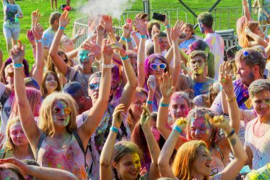 Odessa, Ukrayna - 5 Ağustos 2017: Gençler, bayanlar baylar bayram tatil sırasında renkli toz içine atma iyi eğlenceler. Festivali renkli boya. renkler aşk festival. Renk fest