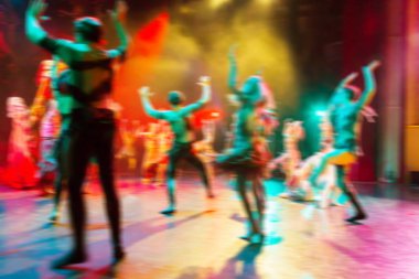 uzun pozlama ile soyut bir bulanık, yumuşak odak resim modern sahnede bale'nın performansını gösteren bir örnek bulunmaktadır. Hareket yaratıcı sanatçılarla parlak tiyatro arka plan bulanıklık