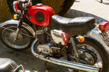 Odessa, Ukrayna 16 Ağustos 2017. Benzersiz motosiklet modellerinin benzersiz, efsanevi eski ve modern pahalı bisikleti otomatik toplayıcıları sergisinde geleneksel sergisinde gösterdi. Bisiklet gösterisi