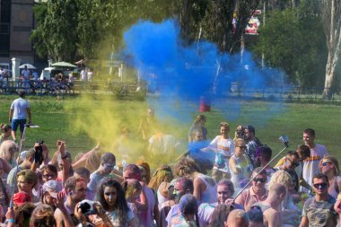 Odessa, Ukrayna - 5 Ağustos 2017: Gençler, bayanlar baylar bayram tatil sırasında renkli toz içine atma iyi eğlenceler. Festivali renkli boya. renkler aşk festival. Renk fest