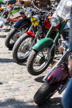 Odessa, Ukrayna 16 Ağustos 2017. Benzersiz motosiklet modellerinin benzersiz, efsanevi eski ve modern pahalı bisikleti otomatik toplayıcıları sergisinde geleneksel sergisinde gösterdi. Bisiklet gösterisi