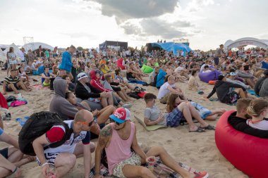 Odessa, Ukrayna -25 Ağustos 2017: büyük kalabalık, müzik sırasında rock konserinde hayranlarını gün boyunca. Seyirci kum Beach müzik ve spor festivali Z-Oyunlar sırasında