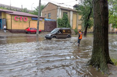 Odessa, Ukrayna - 24 Temmuz 2014: ağır yağış sular altında felaket sokakların bir sonucu olarak. Araç araba. Sel. 24 Temmuz 2014 Odessa, Ukrayna 