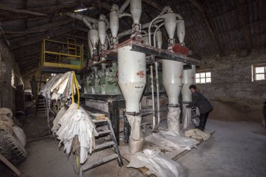 Odessa, Ukrayna - 10 Ekim 2014: bir küçük çiftlik otomatik modern fabrikaları buğday öğütme teknolojik üretim süreci. Özel tarım 10 Ekim 2014 Odessa, Ukrayna. 