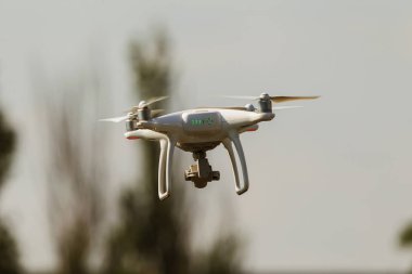 Odessa, Ukrayna - 6 Ağustos 2017: İnsansız bir dört çekirdekli helikopter yüksek çözünürlüklü dijital kamera ile insanların büyük kalabalığın büyük olay kaldırır. Dronun hava operasyonunda arka plan bulanık