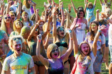 Odessa, Ukrayna - 5 Ağustos 2017: Gençler, bayanlar baylar bayram tatil sırasında renkli toz içine atma iyi eğlenceler. Festivali renkli boya. renkler aşk festival. Renk fest