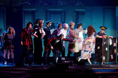 Odessa, Ukrayna, 17 Nisan 2012: Pop konser ikonik Rus şarkıcı Philip Kirkorov Odessa'daki. Ful ile parlak renkli ışık ve tiyatro gösterisi.