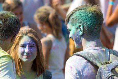 Odessa, Ukrayna - 5 Ağustos 2017: Gençler, bayanlar baylar bayram tatil sırasında renkli toz içine atma iyi eğlenceler. Festivali renkli boya. renkler aşk festival. Renk fest
