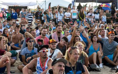 Odessa, Ukrayna -25 Ağustos 2017: büyük kalabalık, müzik sırasında rock konserinde hayranlarını gün boyunca. Seyirci kum Beach müzik ve spor festivali Z-Oyunlar sırasında