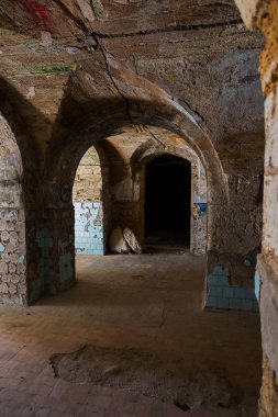 Bir yeraltı şarap mahzeni tünelde terk edilmiş bir. Yeraltı mezarlığı girişi. Zindan eski kalesine. Koyu evreleme için yaratıcı arka plan olarak. Antik zindan mistik iç