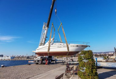 Varna, Bulgaristan - 21 Kasım 2015: özel yat bir iskele marina deniz bağlantı noktası Varna gelen suyu denize indirmek. Seaport Vinçler, profesyonel eser.