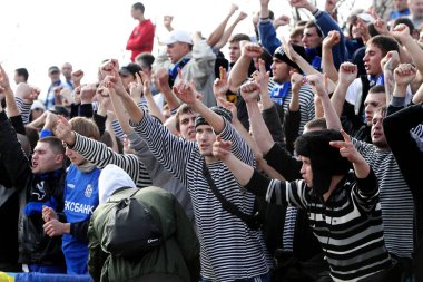 Odessa, Ukrayna - 14 Kasım 2010: Polis, kırık Kürsüsü, kavgalar, oyun alanı üzerinde havai fişek ile oyun sırasında Ultras duygusal futbol hayranları onun takımlarından Chernomorets ayaklandı