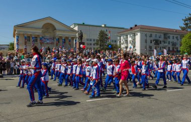 Novorossiysk, Rusya - 1 Mayıs 2018: Mayıs günü gösteri. Barış! İş! Mayıs! İnsanlar ile tatil geçit töreni sırasında Bayrak İşçi Bayramı kutlamak. 1 Mayıs tüm çalışan insanlar günüdür. Koloni içinde yürüyen insanlar