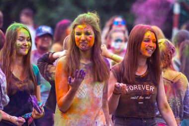 KRASNODAR, RUSSIA - May11,2018: Renkler Festivali, geleneksel Hint Holi festivali. Gençler Holi bayramında renkli pudra atarken eğleniyorlar. Renkli boya festivali. Renk Festivali