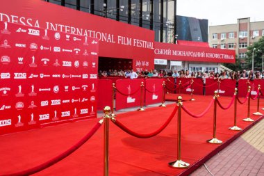 Odessa, Ukrayna - 10 Temmuz 2015: 6 Uluslararası Film Festivali Odessa, kırmızı halı açılış. Bir fotoğrafçı olarak çalıştı. Birçok seyirci ve paparazzi göz alıcı konuklar karşıladı.