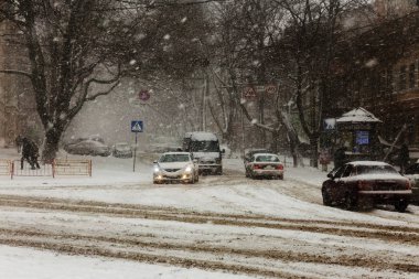 Kışın şehir sokaklarını güçlü kar yağışı. Araba kar, kaygan yol ile kaplıdır. Kışın kötü hava: şiddetli kar yağışı ve blizzard. Yayalar şiddetli kar yağışı altında gidin. Kış ve kar fırtınası, kar yağışı