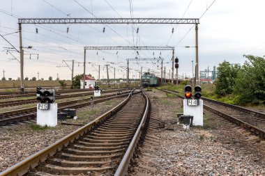 Odessa, Ukrayna - 28 Eylül 2015: Ukrayna Demiryolları trenlerle yük hareketi. Demiryolu kavşak. Demiryolu üzerinde işaretler. Tren trafik ışıkları. Biçimini değiştirme.