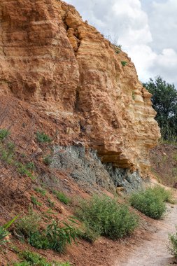 Mavi kil jeolojik birikintisi. Mavi kil nadir bulunan doğal bir kozmetiktir. Elmas depozitosunun bir işareti olan mavi kil elmas kimberlit boruyla ilişkilidir. Doğal jeolojik zenginlik