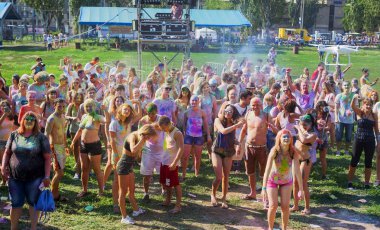 Odessa, Ukrayna - 5 Ağustos 2017: Gençler, bayanlar baylar bayram tatil sırasında renkli toz içine atma iyi eğlenceler. Festivali renkli boya. renkler aşk festival. Renk fest