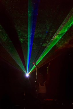 Odessa, Ukrayna - 5 Ağustos 2017: gösteri ışıklar. Lazer gösterisi. Gece kulübünde dj partileri müzik, ses parlak ışık ile dans kullanın. Club gece ışık dj parti kulübü. Duman ve ışıklar ile araba