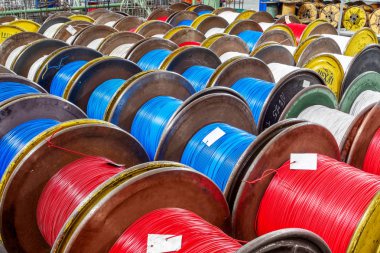 Güç elektrik kablo ve fiber optik üreten bir modern bitki içinde parçası. İç modern üretim hattı. Konteyner kablo makaraları nakliye ve tüketici satışı mallarına bitmiş 