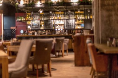 Küçük bir restoranın içi bulanık bir arka plan. Bokeh Kafe 'nin içini sıcak koyu renklerle bulanıklaştırmış. Yaratıcı moda tasarımı için arka plan olarak.