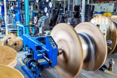 Güç elektrik kabloları ve optik lifler üreten bir modern bitki içinde parçası. İç modern üretim hattı teknoloji eskime