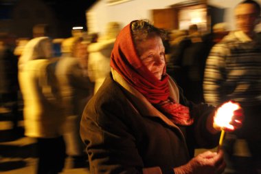 Odessa - 14 Nisan: hacılar kutsal kutsal Sepulchre (Kutsal ışık) kutsal Cumartesi Paskalya ayini Odessa'daki, hareket bulanıklığı ateş ateşle Ukrayna, 14 Nisan 2012 getirdi. 