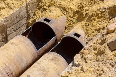 Eski büyük su boruları parçaları. Sonra uzun yıllar çalışma yok edilen metal boru yok edildi. Sebze çelik boru delik korozyon ile. Paslı metal boru. Seçici odak