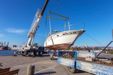 Varna, Bulgaristan - 21 Kasım 2015: özel yat bir iskele marina deniz bağlantı noktası Varna gelen suyu denize indirmek. Seaport Vinçler, profesyonel eser.