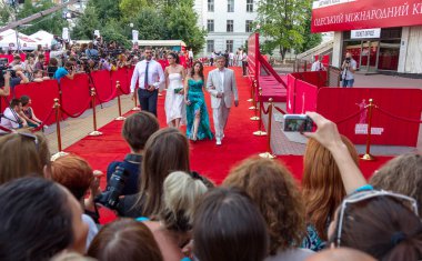 Odessa, Ukrayna - 10 Temmuz 2015: 6 Uluslararası Film Festivali Odessa, kırmızı halı açılış. Bir fotoğrafçı olarak çalıştı. Birçok seyirci ve paparazzi göz alıcı konuklar karşıladı.