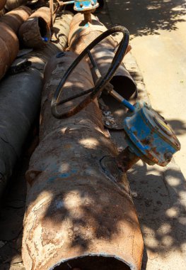 Eski büyük su boruları parçaları. Sonra uzun yıllar çalışma yok edilen metal boru yok edildi. Sebze çelik boru delik korozyon ile. Paslı metal boru. Seçici odak