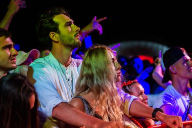 Odessa, Ukrayna-25 Ağustos 2017: büyük kalabalık, gün boyunca rock konseri sırasında müzik hayranları göster. Seyirci kum Beach müzik ve spor Z-Oyunlar Festivali sırasında