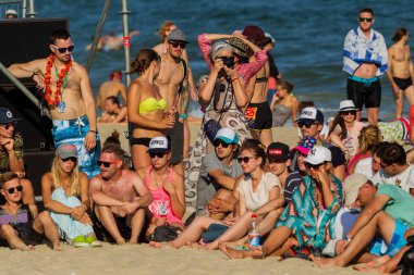 Odessa, Ukrayna -25 Ağustos 2017: büyük kalabalık, müzik sırasında rock konserinde hayranlarını gün boyunca. Seyirci kum Beach müzik ve spor festivali Z-Oyunlar sırasında