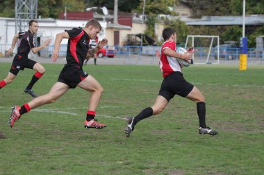 Odessa, Ukrayna - 29 Eylül 2018: Final Oyunları Şampiyonası Ukrayna'nın en güçlü takımları Rugby-7. Rugby topu alan üzerinde. Rugby topu için ağır mücadele sahip. Takım sporcular oyuncular sahada